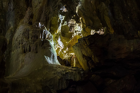 罗马尼亚山脉的乌苏斯脊椎洞穴矿物旅行石笋石头旅游大厅钟乳石石灰石历史村庄图片