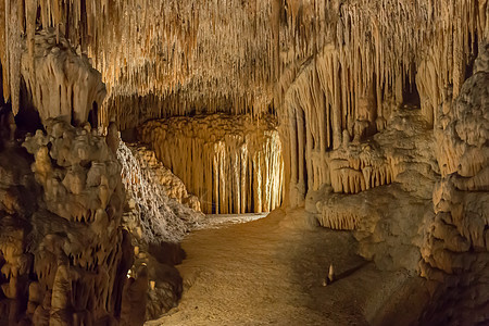 Dripstone 洞穴游荡者 Drach 马洛卡石头旅行风景岩石石笋游客悬崖荒野矿物质洞穴学图片