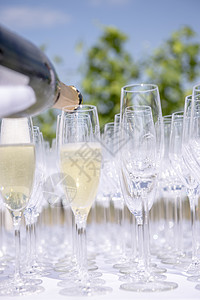澳大利亚葡萄酒将香槟倒在玻璃杯中工作奢华酒精服务饮料派对气泡活动公司享受背景