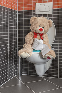 玩具泰迪熊坐在洗手间厕所碗上 儿童便壶动物孩子们家庭白色教育地面卫生间训练浴室瓷砖图片