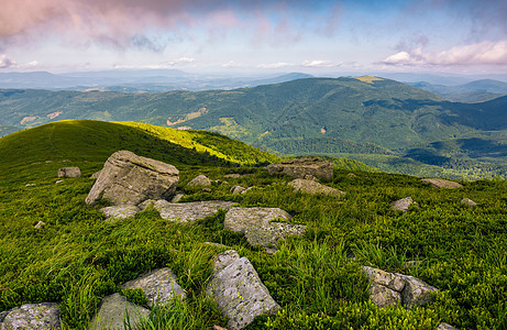 喀尔巴阡山脉草地山坡上的岩石风景巨石环境高山符文边缘地面顶峰戏剧性晴天图片