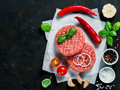 配有香料和蔬菜的汉堡牛肉肉牛排菜洋葱辣椒牛肉食物烹饪手工牛扒美食胡椒餐厅图片