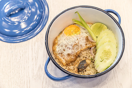 带竹鱼的炒饭平底锅食物烹饪胡椒美食蔬菜洋葱盘子猪肉餐厅图片