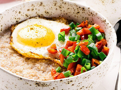 香食燕麦 配菜和煎蛋美食稀饭勺子洋葱桌子谷物饮食厨房工艺盘子图片