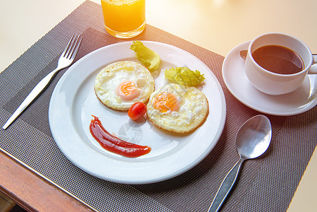快乐的面蛋煎蛋 早餐喝咖啡蛋黄银器活力用餐香肠咖啡晴天烹饪美食食物图片