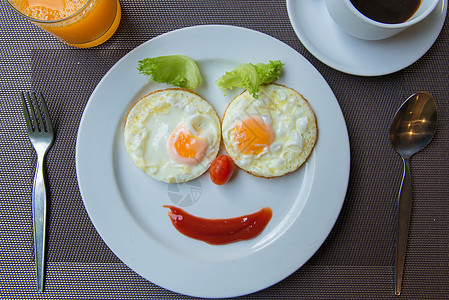 快乐的面蛋煎蛋 早餐喝咖啡银器猪肉糖类香肠蛋黄饮食美食微笑烹饪用餐图片