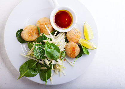 绿色的扇贝沙律扇贝吃饭状态食物海鲜海湾美食沙拉健康饮食晚餐图片