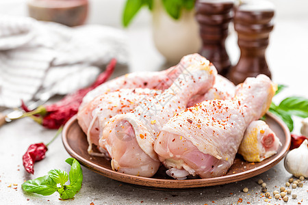 原鸡腿 鼓棒食物烧烤烹饪生肉白色食谱禽肉辣椒家禽鸡肉图片