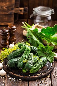 黄瓜罐头盐渍乡村蔬菜香料收成木板绿色罐装桌子食物图片