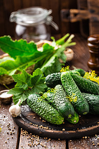 黄瓜罐头桌子乡村绿色盐渍食物蔬菜罐装香料收成木板图片
