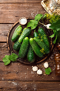 黄瓜罐头桌子香料乡村绿色木板食物罐装盐渍收成蔬菜图片