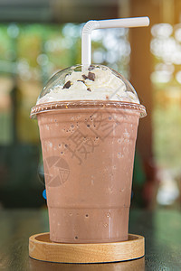巧克力冰淇淋或巧克力碎屑和奶油夹层图片