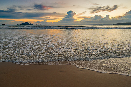 亚得里亚海在泰国日落的阳光下波图片