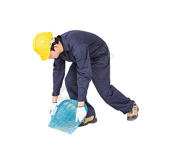 青年工人持有Hod或蛤壳形状的篮子灰尘建造蓝色制造业工作工具建筑安全帽白色劳动图片