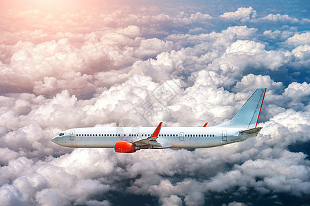 飞机在阳光下飞越云层上空天线商业太阳云景飞机场天气假期旅游蓝色飞行图片