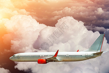飞机在阳光下飞越云层上空天线假期飞机场自由飞行云景日落旅游太阳运输图片