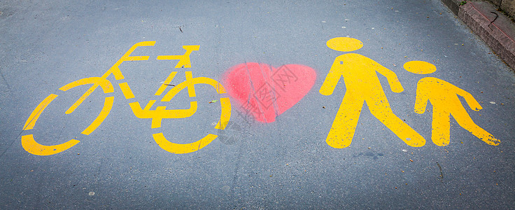 在沥青上涂抹的自行车标志路线交通小径地面车轮活动安全路面生态运输图片