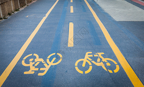 在沥青上涂抹的自行车标志运动街道运输地面信号安全车轮车道行人小径图片