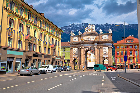 玛丽碧克馥Innsbruck的Triumphal 拱门和街景背景
