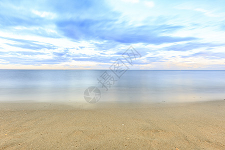 沙滩上长距离曝光摄影海景艺术气氛天空日落黑与白柔光海岸线假期旅行图片