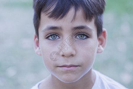 美丽的绿眼男孩乐趣不满悲伤学校眼镜快乐青年男性饥饿愤怒图片