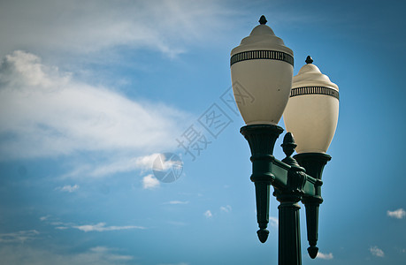 古典照明杆对蓝天图片