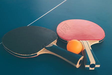 餐桌或乒乓球和桌上的球场 体育游戏娱乐网球锦标赛反射乐趣蓝色挑战中心乒乓活动图片
