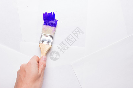 白色背景上手握建筑刷子 非孤立设计师家居住房艺术装饰人手画笔蓝色家装房子图片