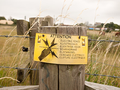 农场电力栅栏上的安全标志图片
