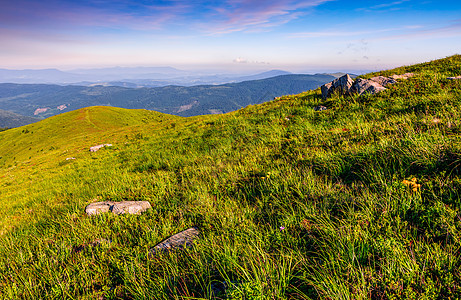 夏季喀尔巴阡山山上山坡和巨石岩石旅行草地晴天天气预报旅游环境天空风景图片