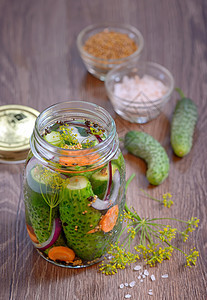 自己自制的瓜子草本植物胡椒蔬菜木板盐渍香料乡村素食者罐头瓶子图片