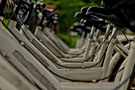 白色自行车连续停车团体运动车轮车辆蓝色运输街道民众娱乐公园图片