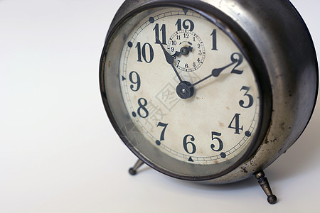白色背景的旧时钟模拟睡觉金属小时时间圆圈戒指艺术速度墙纸图片