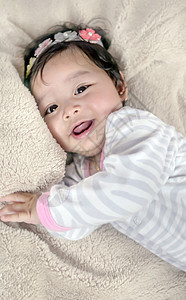 亚洲可爱的女婴女儿童年喜悦新生婴儿幸福眼睛白色女孩身体图片
