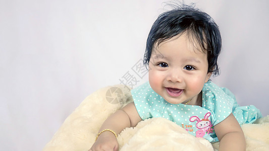 亚洲微笑的女婴新生女孩眼睛童年儿童身体喜悦幸福婴儿女儿图片