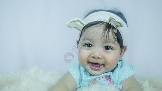 亚洲微笑的女婴婴儿新生眼睛白色女孩儿童女儿童年身体幸福图片