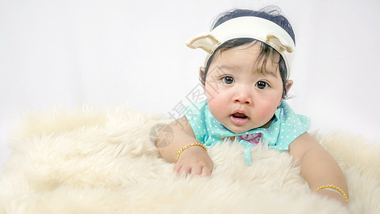 亚洲微笑的女婴女儿新生身体婴儿眼睛女孩白色童年喜悦图片