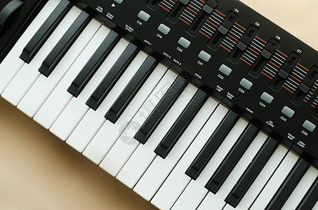 光背景的相片合成器钢琴白色钥匙电子键盘娱乐黑色旋律乐器工作室背景图片