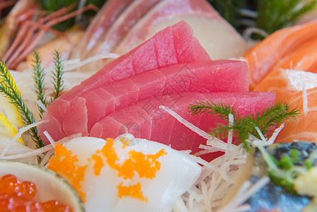 生沙门生生生刺鱼寿司 盘子里有虾 日本菜食物厨房海鲜草药萝卜寿司鳟鱼美食木板烹饪图片