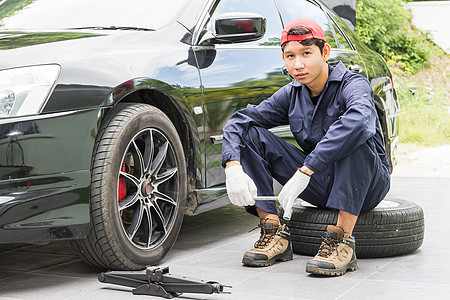 更换车胎换轮胎的机械替换机床坚果维修工人手套服务车轮运输车辆技术员汽车店铺图片