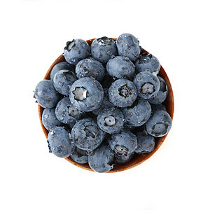 蓝莓在木碗里 紧贴在白色上方乡村浆果季节蓝色营养食物水果图片