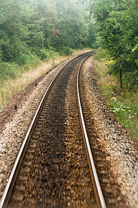 铁路轨道 列车观点碎石火车曲线机车铁轨树木旅行运输过境薄雾图片