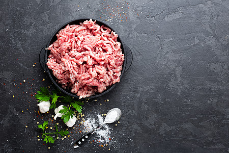 面食 薄粉或地肉研磨羊肉碎肉烹饪食物肉馅桌子生肉黑色倾斜图片