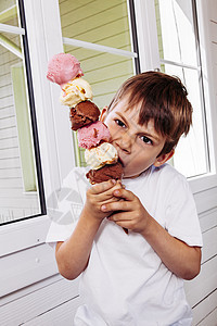 男孩吃高冰淇淋甜甜筒图片