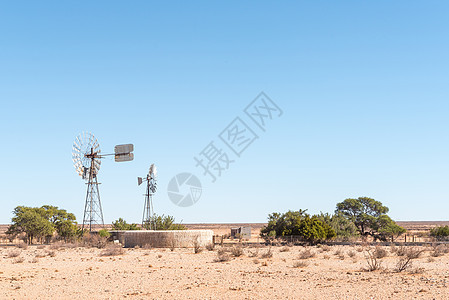 农场场景 有两个风车 大坝和小屋图片