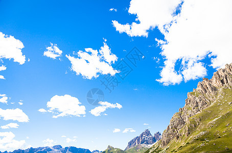 意大利多洛米提山上的蓝天天空旅行顶峰高山石头风景旅游远足岩石全景图片