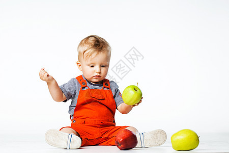 带苹果的男孩婴儿男性童年幸福快乐白色绿色食物工作室金发红色图片