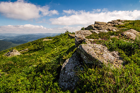 夏季喀尔巴阡山与巨石一起草原天空远足蓝色多云预报旅游地平线山坡天气高山图片
