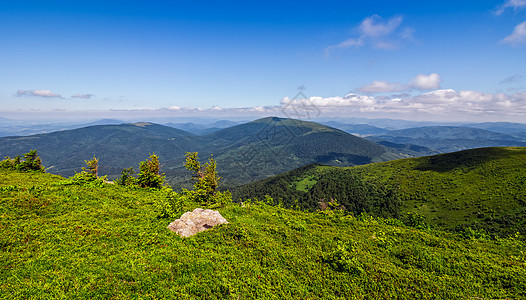 夏季喀尔巴阡山与巨石一起草原预报环境晴天高山石头天气旅游蓝色山坡地平线背景图片