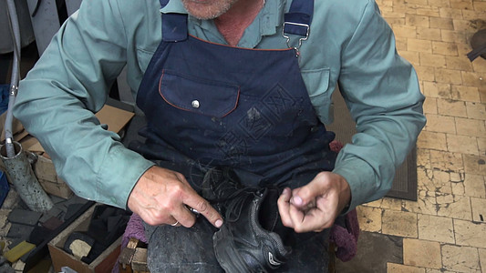 鞋匠在工作 车间修鞋的过程皮革工匠服务运动工具手工制鞋精神皮匠拍摄图片
